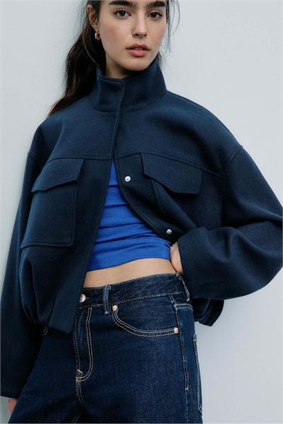 Куртка-бомбер с мягкой поверхностью и карманами артикул 156166637