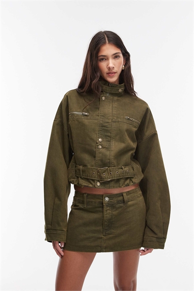 Комплект из хлопчатобумажной смеси с воротником-воронкой, заниженными плечами, широким поясом и укороченной курткой в стиле утилита в цвете хаки. артикул 155093696