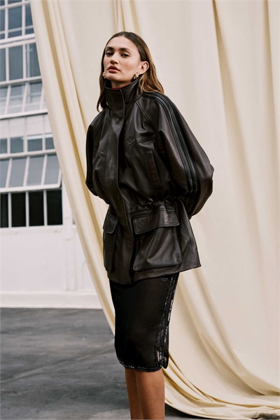 Кожаная куртка с воротником-воронкой артикул 150369333