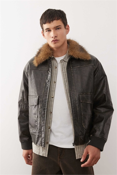 Куртка-бомбер под кожу с воротником из искусственного меха артикул 148371052