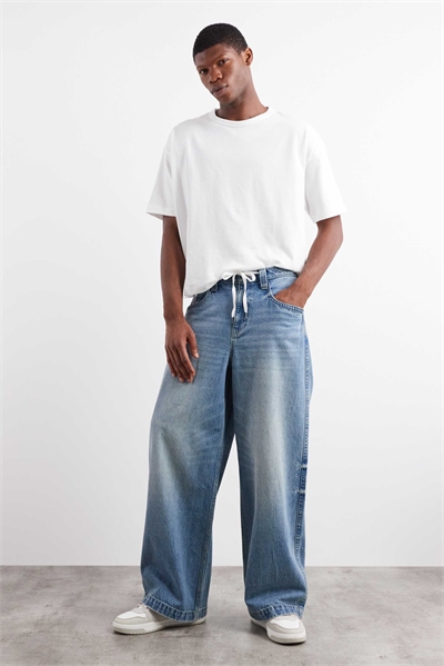 Джинсы свободного кроя с вышитым задним карманом артикул 142844174