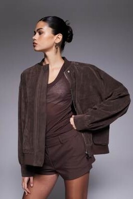 Эксклюзивная куртка-бомбер из искусственной замши артикул 150234449