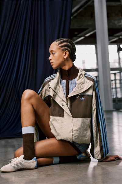 Спортивная куртка свободного кроя с цветовыми вставками артикул 151257615