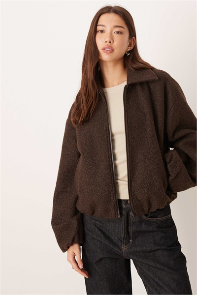 Элегантная бомбер-куртка с щеткой в шоколадно-коричневом цвете артикул 151450540