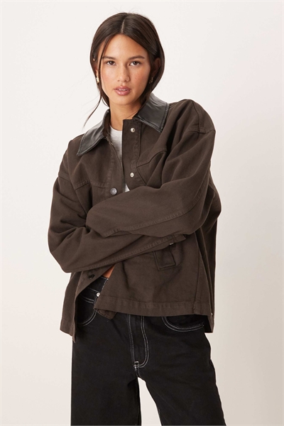 Джинсовая куртка-барн в коричневом оттенке артикул 150230155