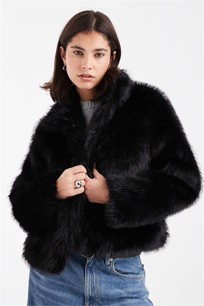 Сверхмягкое короткое пальто из искусственного меха черного цвета артикул 150561839