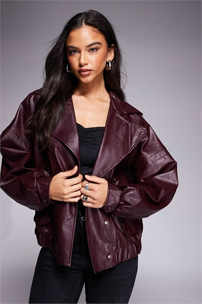 Эксклюзивная бомбер-куртка оверсайз из искусственной кожи с фактурной поверхностью артикул 149437312