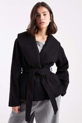 Короткий формальный пиджак с поясом черного цвета артикул 150559849