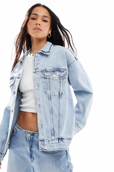 Джинсовая куртка оверсайз светло-голубого цвета артикул 142821906