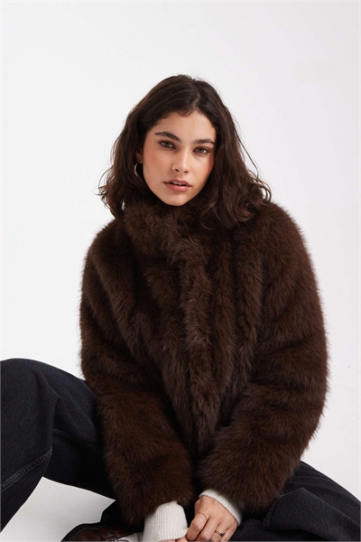Супермягкое короткое пальто из искусственного меха шоколадного цвета артикул 150561840