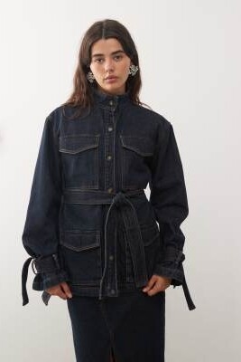 Джинсовая куртка длиной до колен с высоким воротником, поясом на талии и завязывающимися рукавами, цвет индиго артикул 150931280