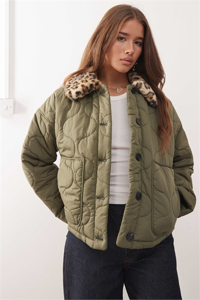 Стеганое пальто с воротником из искусственного меха под леопарда артикул 151739420