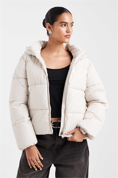 Пуховик с капюшоном цвета «камень» артикул 151185565