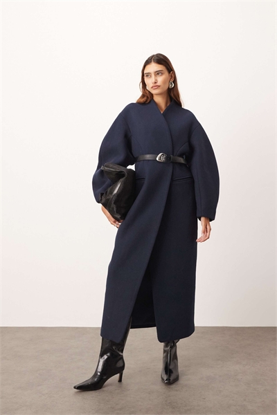 Шерстяное пальто с затянутой талией и овальными рукавами, темно-синего цвета артикул 148295326