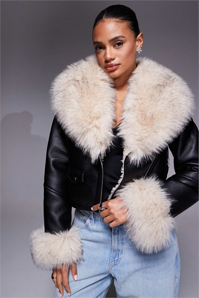 Короткая кожаная куртка-косуха с воротником из искусственного меха артикул 151184905