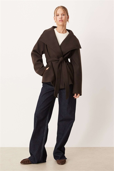 Короткая куртка с высоким воротником коричневого цвета артикул 149633737