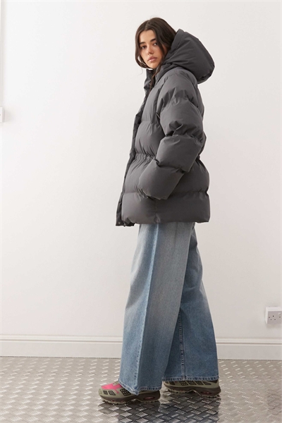 Пуховик с затяжкой на талии и съемным капюшоном артикул 150042994