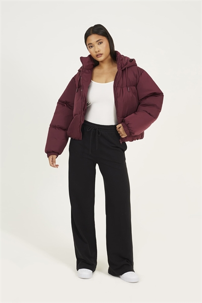 Короткая пуховик с капюшоном свободного кроя артикул 151392027