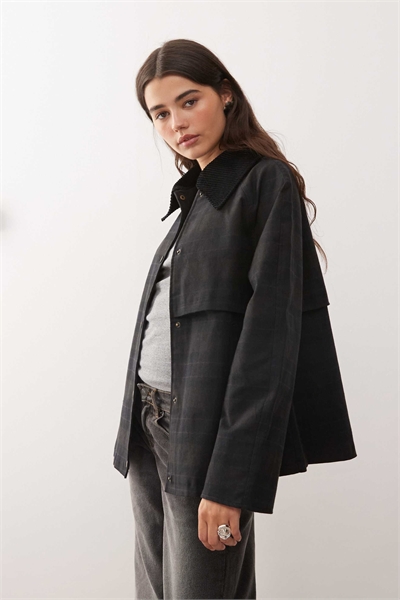 Укороченный тренч из вощеной ткани с объемным воротником из вельвета артикул 147621129