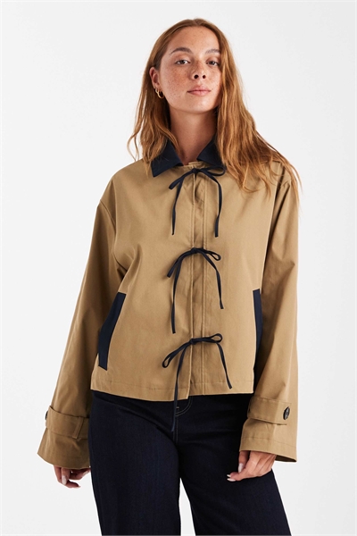 Короткий тренч с завязками спереди, бежевый артикул 147620271