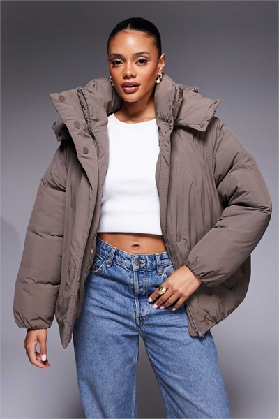 Пуховик цвета «облако» с объемным капюшоном артикул 142513622