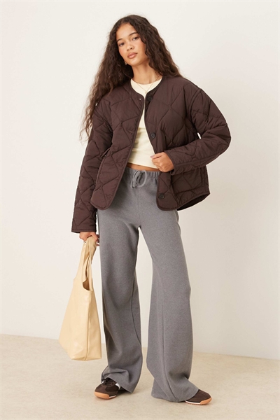 Стеганая куртка с накладными карманами спереди, коричневого цвета артикул 148195497