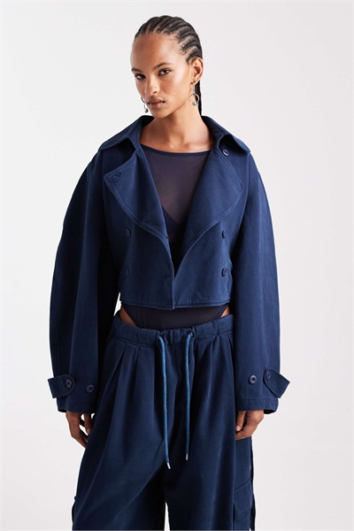 Укороченный тренч из вымытой ткани артикул 149543090