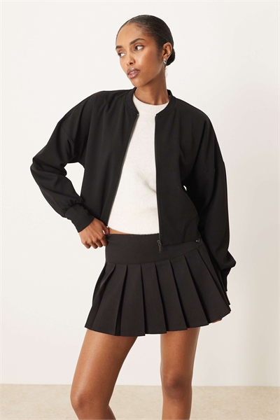 Легкая бомбер-куртка черного цвета артикул 143701910