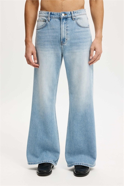 Джинсы свободного кроя с расклешенными штанинами артикул 155165423