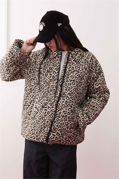 Стеганая куртка на молнии с леопардовым принтом артикул 139108719