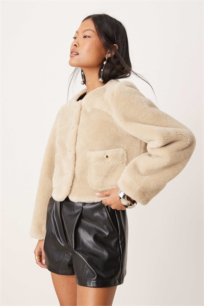 ASOS DESIGN Petite безворотниковая куртка из бондажного борга кремового цвета артикул 137423443