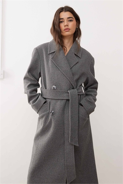 Праздничное пальто с поясом и запахом артикул 134859379