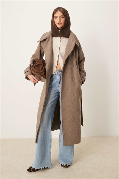 Шерстяное пальто средней длины с поясом и воротником-воронкой бежевого цвета артикул 140562561