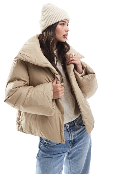 Короткая утепленная куртка с широкими рукавами бежевого цвета артикул 138171245