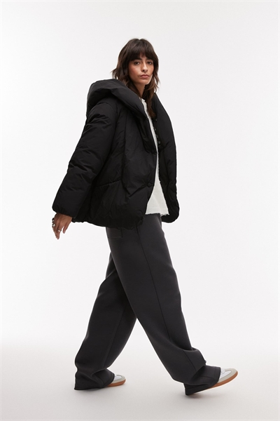 Пуховик с объемным воротником свободного кроя артикул 138741607