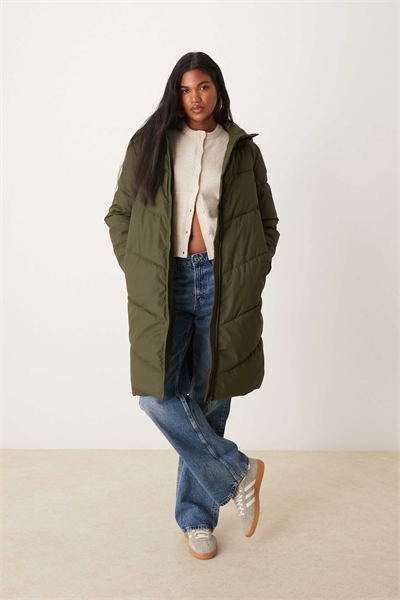 Длинное водоотталкивающее пальто с утеплителем темно-зеленого цвета артикул 136986282