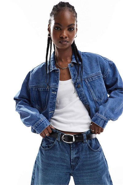 Короткая джинсовая куртка прямого кроя средней интенсивности синего цвета артикул 133450503