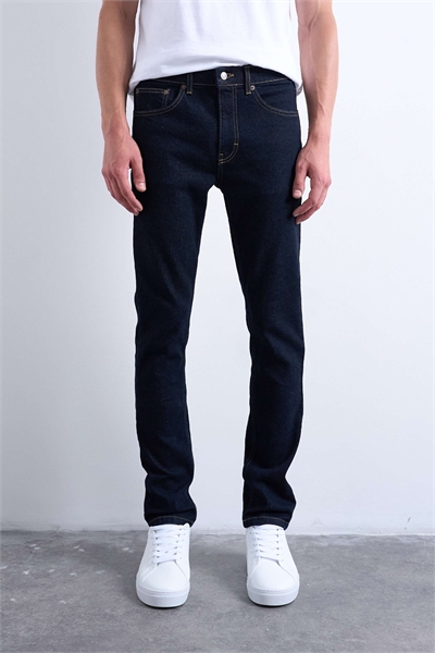 Джинсы-скинни из эластичного материала артикул 147760475