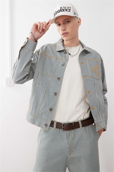 Комплект из джинсовой куртки в полоску и брюк в нескольких цветах артикул 147440780