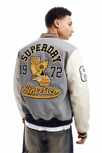 Колледжная бомбер-куртка с нашивками, серого цвета артикул 143730878