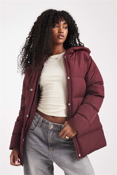 Короткая пуховик с капюшоном артикул 145397475