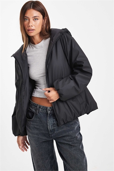 Бомбер с капюшоном из прорезиненной ткани артикул 142205780