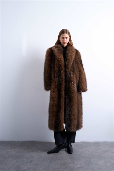 Длинное пальто из искусственного меха в полоску артикул 142512611