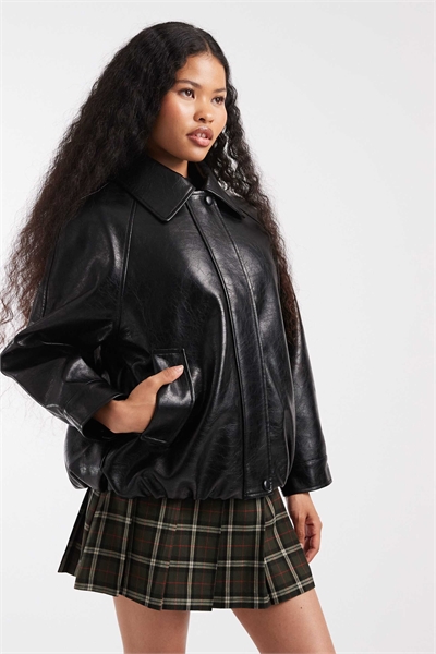 ASOS DESIGN Petite кожаная бомбер-куртка оверсайз черного цвета артикул 152625339
