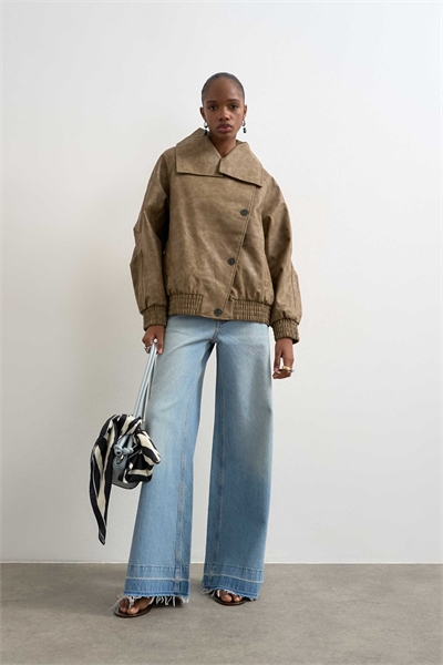 Бомбер из искусственной кожи асимметричного кроя свободного покроя с воротником-воронкой артикул 149594164