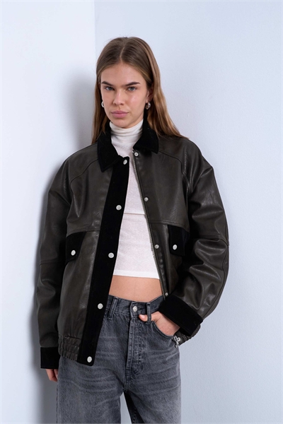 Куртка с накладными карманами из искусственной кожи и контрастными вставками из искусственной замши артикул 145573786