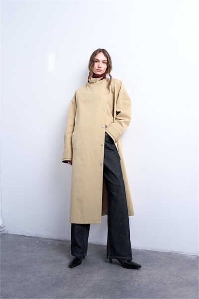 Тренч свободного кроя с длинной линией покроя и воротником контрастного цвета, украшенный пряжкой артикул 147897928