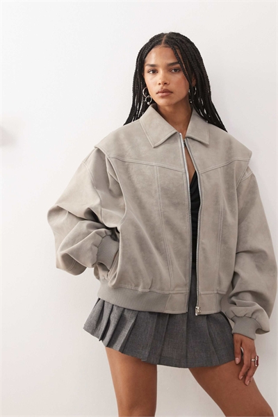 Эксклюзивная бомбер-куртка из искусственной кожи с контрастной отстрочкой, цвет «тауп» артикул 150324583