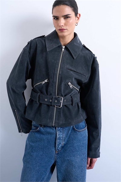 Короткая кожаная куртка в стиле байкера с поясом из искусственной замши артикул 149657227