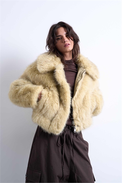 Бомбер из искусственного меха на молнии артикул 142324655